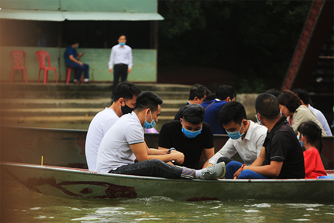 Trẩy hội chùa Hương, du khách tranh thủ “sát phạt” trên thuyền - 4