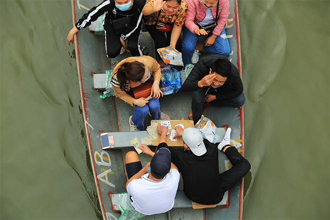 Trẩy hội chùa Hương, du khách tranh thủ “sát phạt” trên thuyền - 5