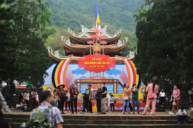 Trẩy hội chùa Hương, du khách tranh thủ “sát phạt” trên thuyền - 7