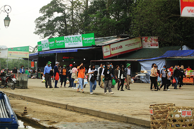 Trẩy hội chùa Hương, du khách tranh thủ “sát phạt” trên thuyền - 9