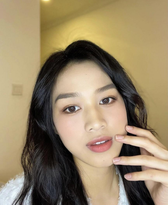 Nhan sắc mộc mạc của Đỗ Thị Hà tiếp tục ghi điểm, Tiểu Vy diện váy cắt xẻ táo bạo - 3