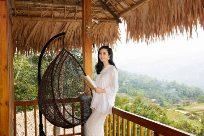 Nhan sắc mộc mạc của Đỗ Thị Hà tiếp tục ghi điểm, Tiểu Vy diện váy cắt xẻ táo bạo - 16