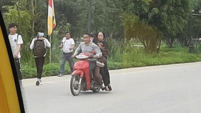 Xe điện chật kín, khách cố đu đám, xe ôm kẹp 3 lao vun vút ở chùa Tam Chúc - 9