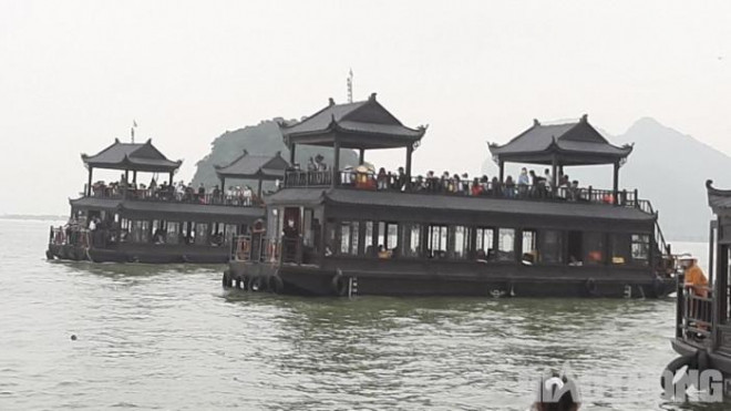 Xe điện chật kín, khách cố đu đám, xe ôm kẹp 3 lao vun vút ở chùa Tam Chúc - 7