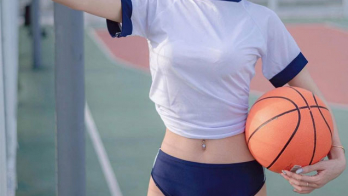 Người đẹp mặc quần thể thao ngắn ra sân chơi bóng rổ khiến đối thủ xao nhãng