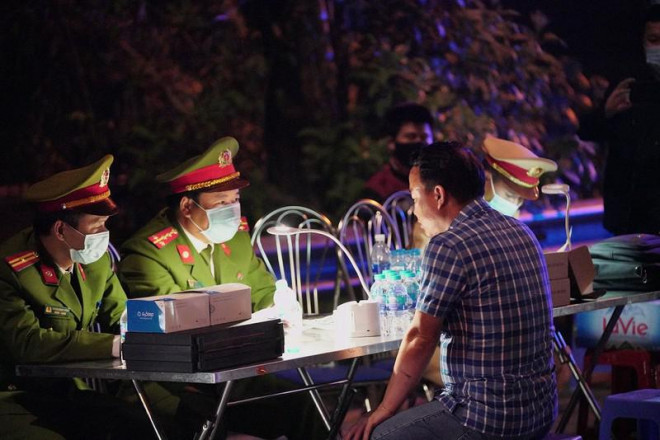 CSGT bắt đầu cao điểm phạt nồng độ cồn ở quán ăn, nhà hàng - 3