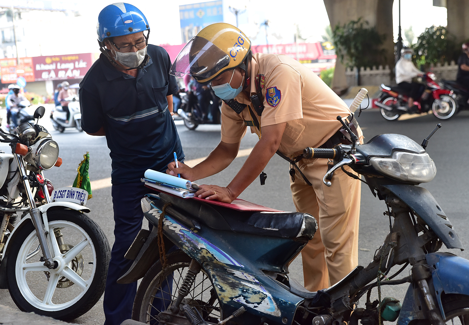 CSGT truy quét &#34;xe mù&#34;, xe cà tàng tung hoành ở Sài Gòn - 10