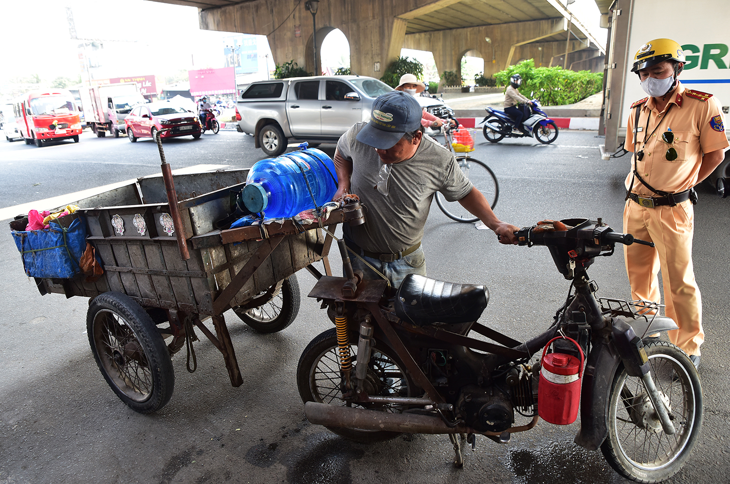 CSGT truy quét &#34;xe mù&#34;, xe cà tàng tung hoành ở Sài Gòn - 14