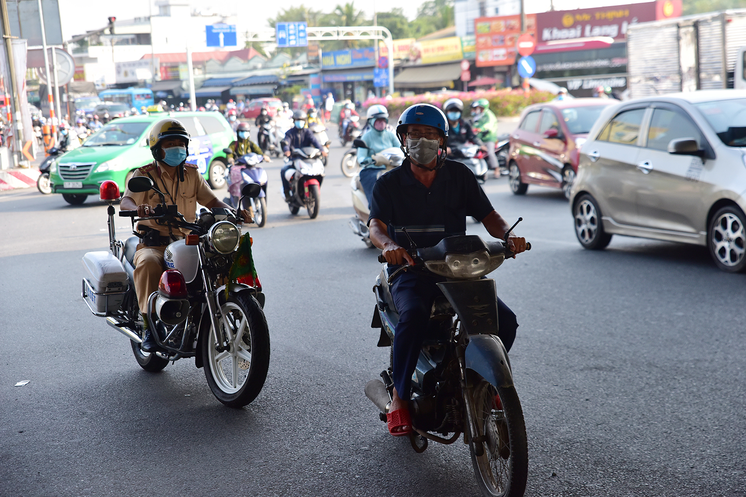 CSGT truy quét &#34;xe mù&#34;, xe cà tàng tung hoành ở Sài Gòn - 2