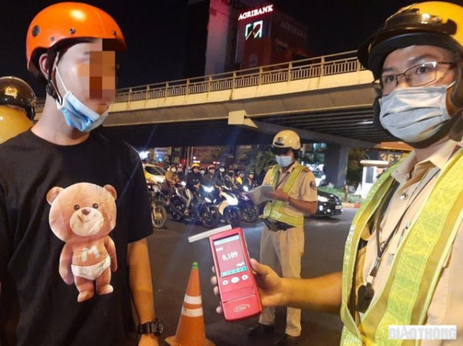 Bị CSGT "tuýt còi", ma men dọa đi giật đồ… vì không có tiền nộp phạt - 4