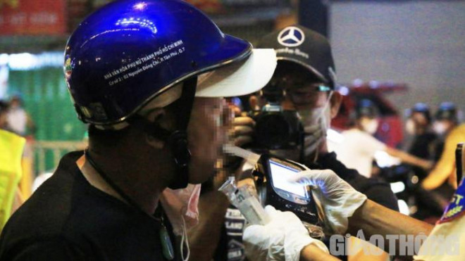 Bị CSGT "tuýt còi", ma men dọa đi giật đồ… vì không có tiền nộp phạt - 2