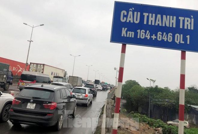 Cầu Thanh Trì ùn tắc trong ngày đầu hạ tốc độ xuống 60km/h - 1