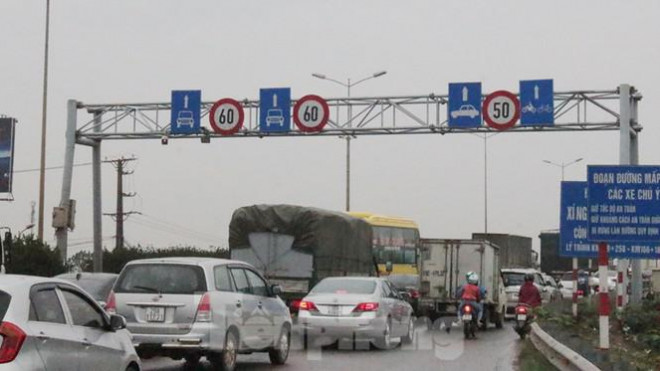 Cầu Thanh Trì ùn tắc trong ngày đầu hạ tốc độ xuống 60km/h - 2
