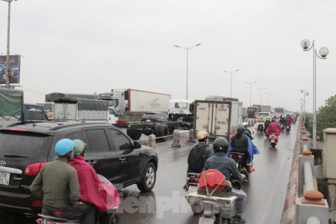 Cầu Thanh Trì ùn tắc trong ngày đầu hạ tốc độ xuống 60km/h - 7