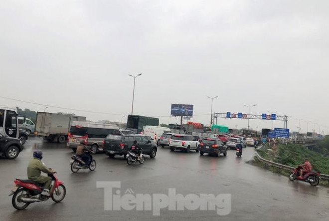 Cầu Thanh Trì ùn tắc trong ngày đầu hạ tốc độ xuống 60km/h - 6