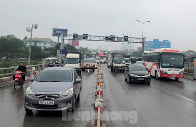 Cầu Thanh Trì ùn tắc trong ngày đầu hạ tốc độ xuống 60km/h - 4