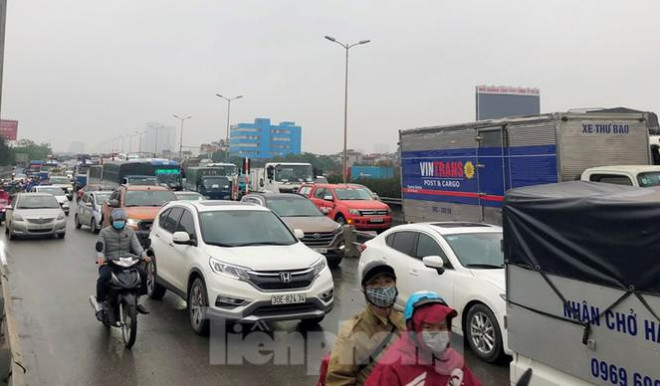 Cầu Thanh Trì ùn tắc trong ngày đầu hạ tốc độ xuống 60km/h - 8