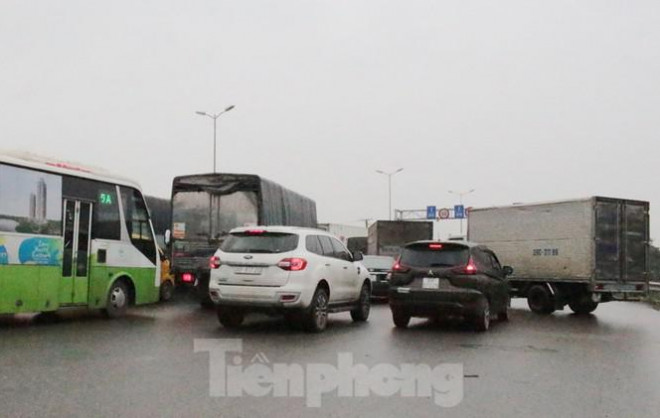 Cầu Thanh Trì ùn tắc trong ngày đầu hạ tốc độ xuống 60km/h - 10