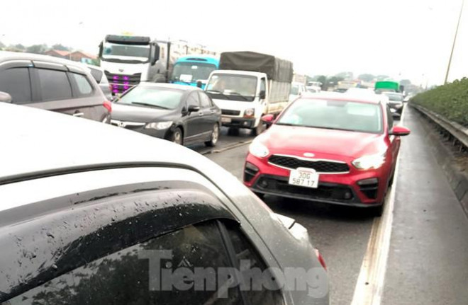 Cầu Thanh Trì ùn tắc trong ngày đầu hạ tốc độ xuống 60km/h - 12