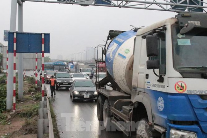 Cầu Thanh Trì ùn tắc trong ngày đầu hạ tốc độ xuống 60km/h - 9