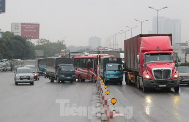 Cầu Thanh Trì ùn tắc trong ngày đầu hạ tốc độ xuống 60km/h - 11