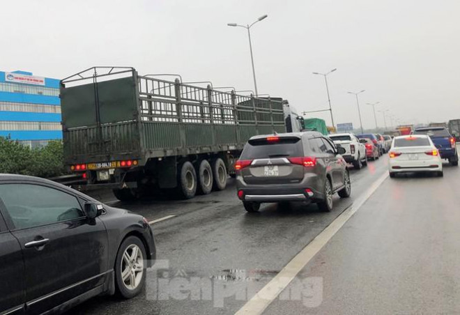 Cầu Thanh Trì ùn tắc trong ngày đầu hạ tốc độ xuống 60km/h - 13
