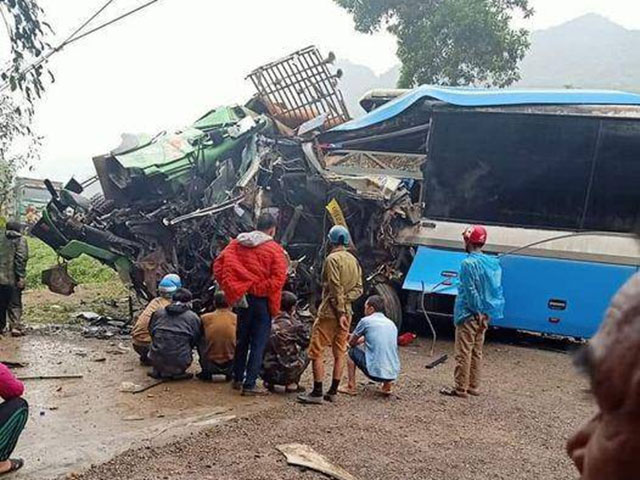 3 người thiệt mạng trong vụ tai nạn kinh hoàng giữa xe khách và xe tải ở Hoà Bình - 3
