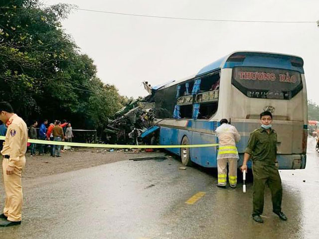 3 người thiệt mạng trong vụ tai nạn kinh hoàng giữa xe khách và xe tải ở Hoà Bình - 2