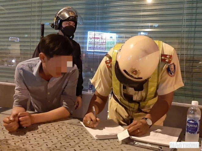 "Ma men" bị đo nồng độ cồn: “Lương 3 triệu, đóng phạt lấy xe hết 7 triệu" - 3