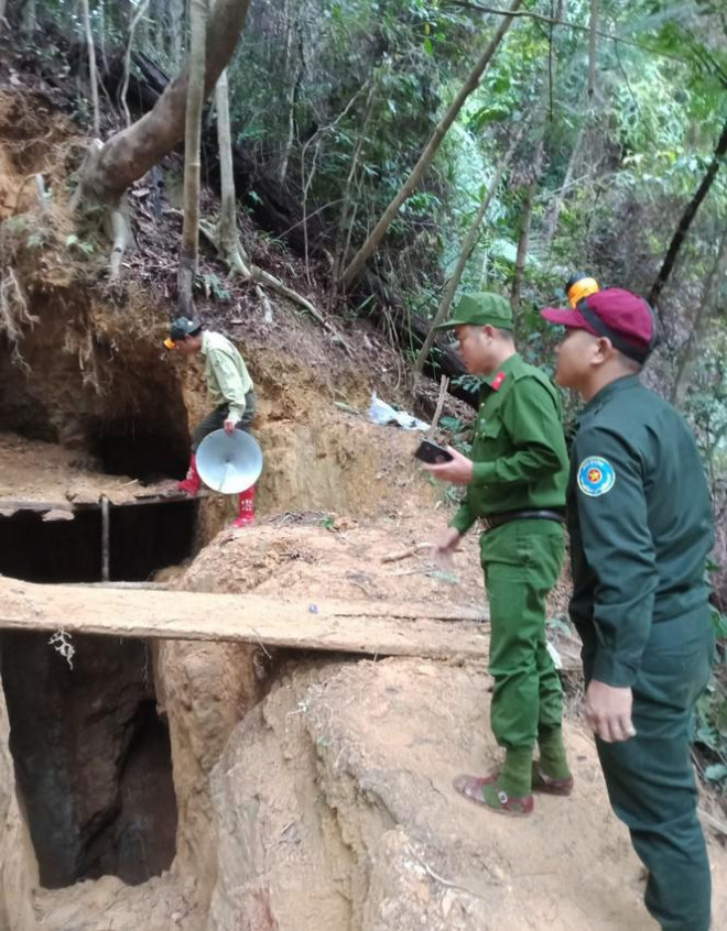 Mục kích quân đội nổ mìn đánh sập hầm vàng trái phép tại Đà Nẵng - 1