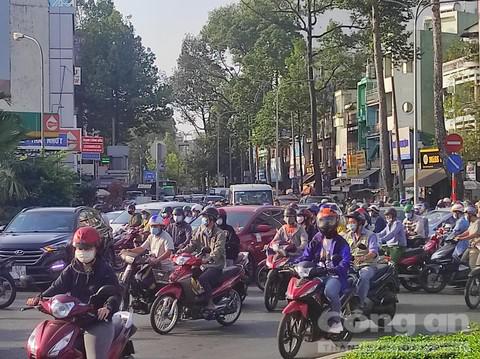 Container lật ngay vòng xoay ở trung tâm Sài Gòn, giao thông hỗn loạn - 3