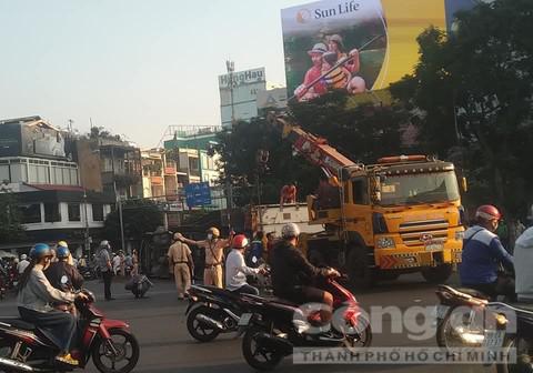 Container lật ngay vòng xoay ở trung tâm Sài Gòn, giao thông hỗn loạn - 2