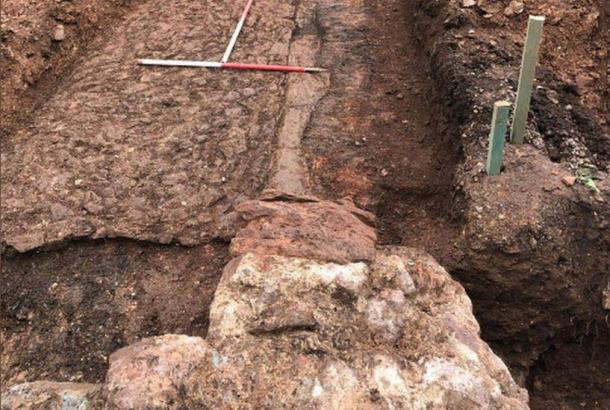 Đào vườn sau , cụ ông tìm được… cung điện nguy nga thời Trung Cổ - 3