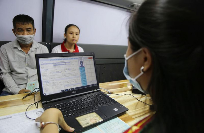 Cận cảnh xe lưu động đến tận khu phố cấp CCCD gắn chip - 3