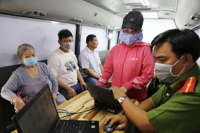 Cận cảnh xe lưu động đến tận khu phố cấp CCCD gắn chip - 2