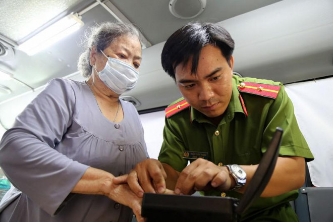 Cận cảnh xe lưu động đến tận khu phố cấp CCCD gắn chip - 5