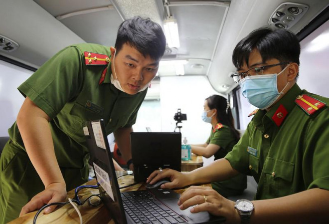 Cận cảnh xe lưu động đến tận khu phố cấp CCCD gắn chip - 9