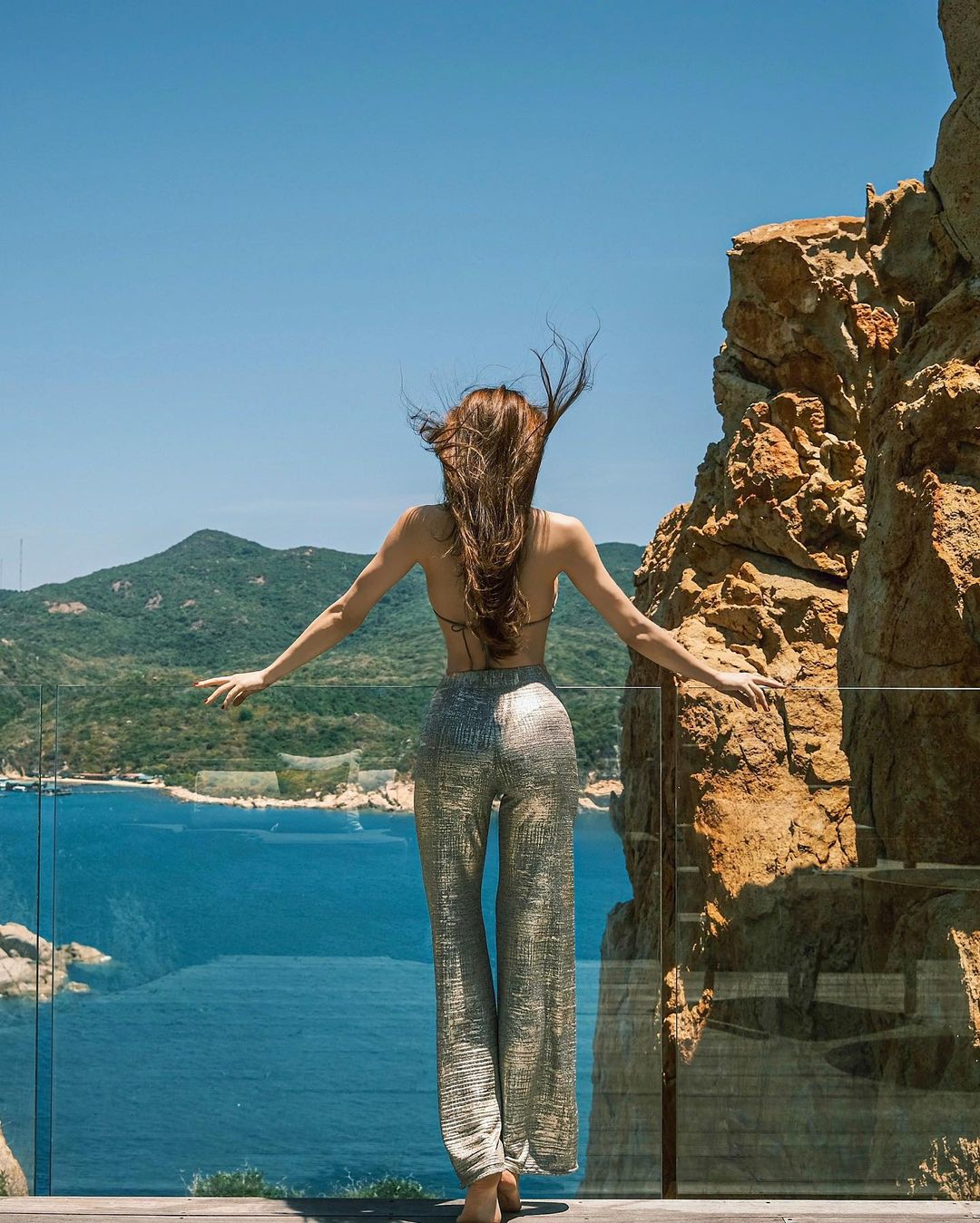 "Gái 3 con trông mòn con mắt" Hà Hồ đẹp bền bỉ, dáng dấp quá sexy ở tuổi U40 - 4