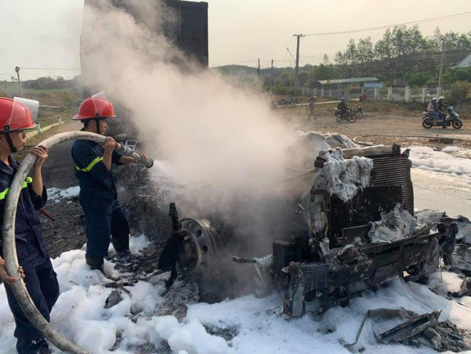 NÓNG: Tông rồi kéo lê xe máy 50 mét khiến 2 người thương vong, xe đầu kéo cháy rụi - 2