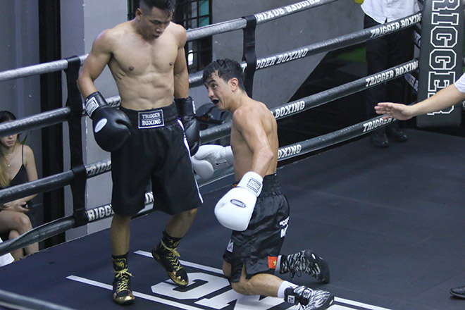 “Mayweather Boxing Việt” đấm quỵ võ sỹ người Uzbekistan trên sàn đấu - 1
