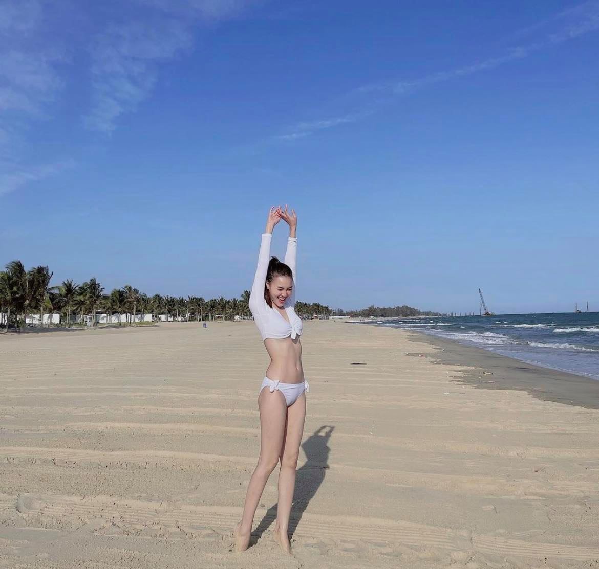 "Vợ bầu trăm tỷ của Trấn Thành" khoe cơ bụng gợi cảm với đồ bơi - 2