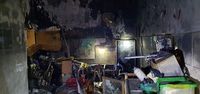 Cảnh sát cứu 4 người khỏi “biển lửa” lúc rạng sáng - 2