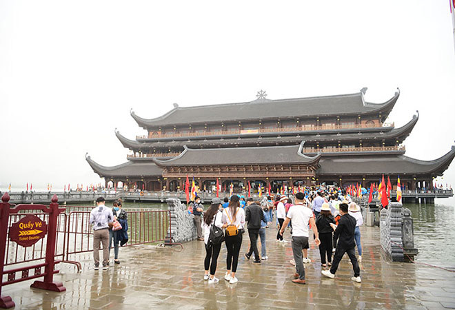 Sau vụ “biển người” chen chúc đi lễ, chùa Tam Chúc hoạt động như thế nào? - 3