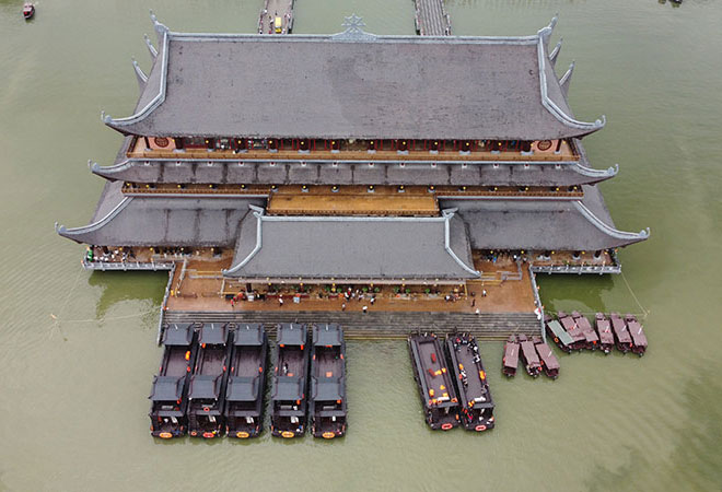 Sau vụ “biển người” chen chúc đi lễ, chùa Tam Chúc hoạt động như thế nào? - 7