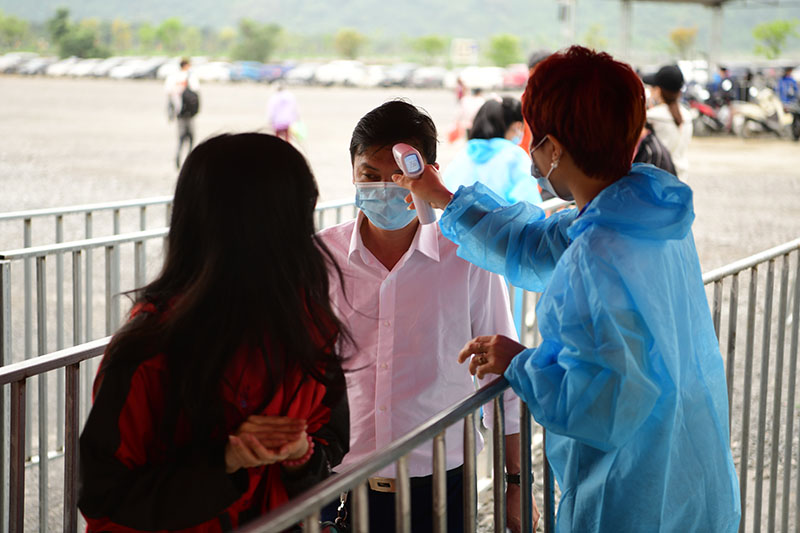 Sau vụ “biển người” chen chúc đi lễ, chùa Tam Chúc hoạt động như thế nào? - 10