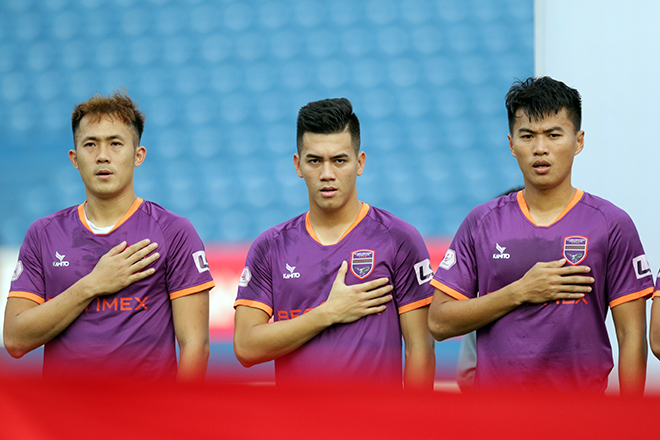 "Bà Tưng" Huyền Anh gây chú ý khi đi cổ vũ "Chelsea Việt Nam" - 1