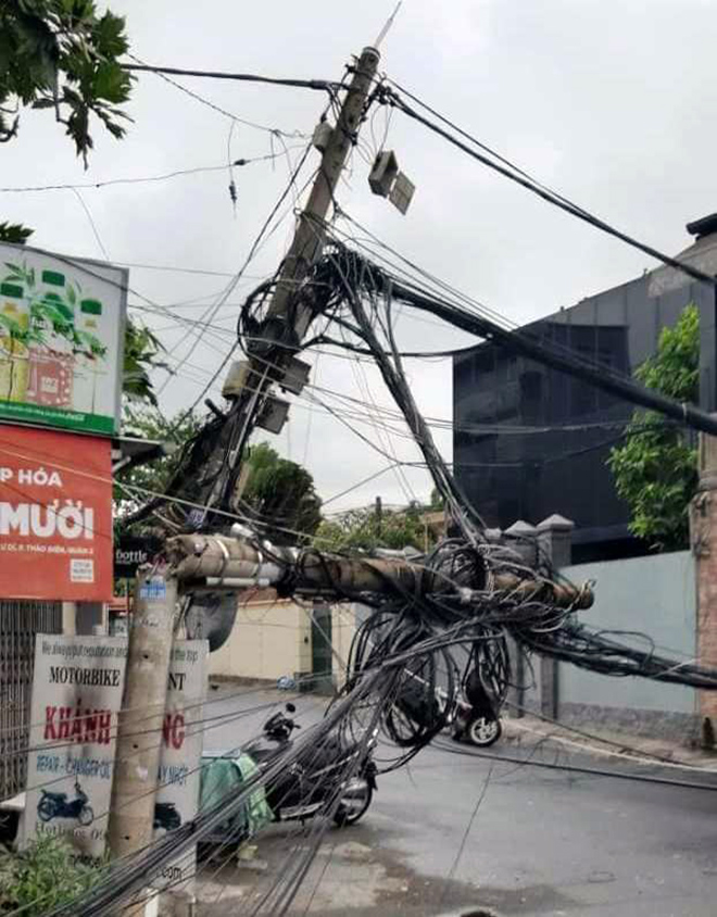 Ô tô 7 chỗ “hạ gục” 5 cột điện ở Sài Gòn, hơn 100 hộ dân mất điện - 3