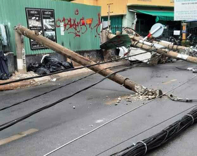 Ô tô 7 chỗ “hạ gục” 5 cột điện ở Sài Gòn, hơn 100 hộ dân mất điện - 4
