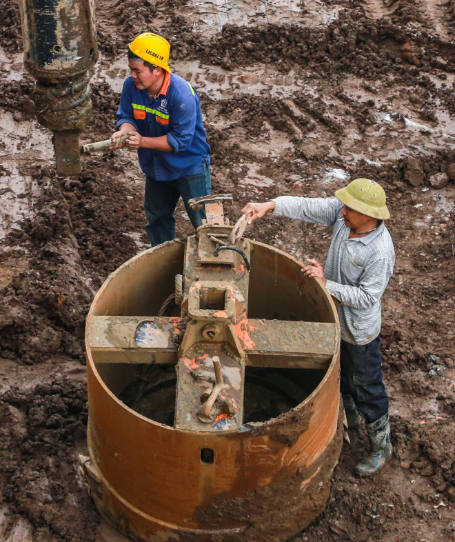 Clip: Hàng trăm công nhân hối hả xây cầu Vĩnh Tuy 2 mức đầu tư 2.538 tỉ đồng - 6