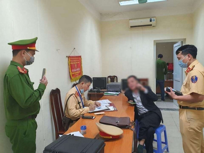 Hà Nội: Tài xế ô tô Camry đỗ xe giữa ngã tư để… ngủ - 2